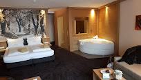 luxus suite mit whirlpool