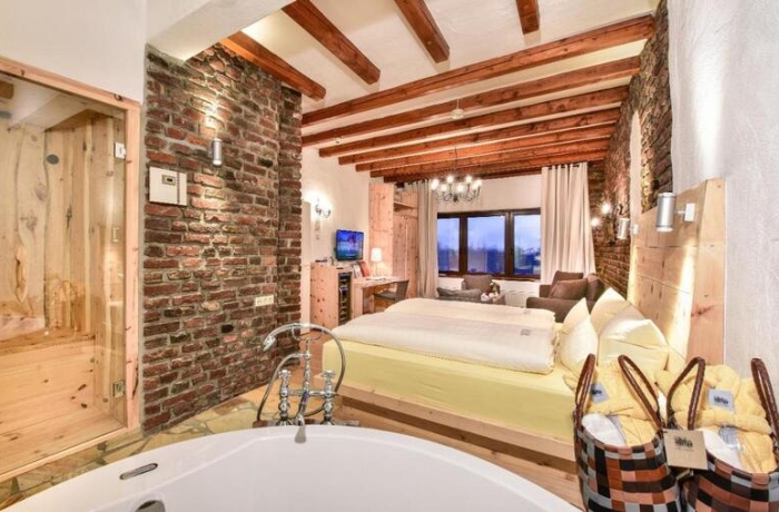 wellness suite mit sauna und whirlpool