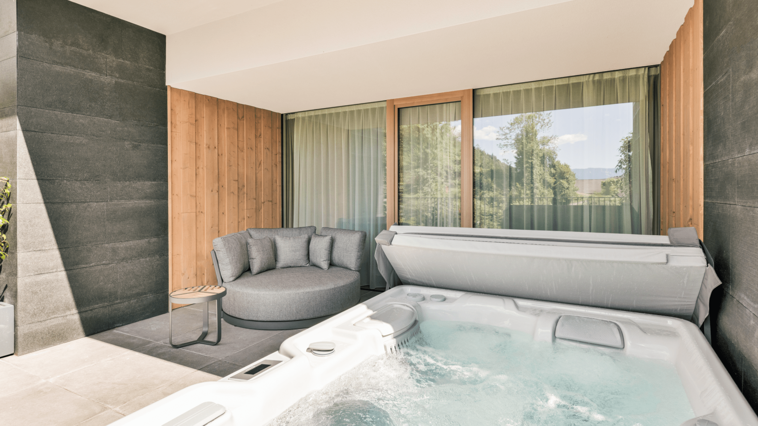 wellnesshotel suite mit whirlpool