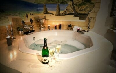 hotel mit sauna und whirlpool im zimmer
