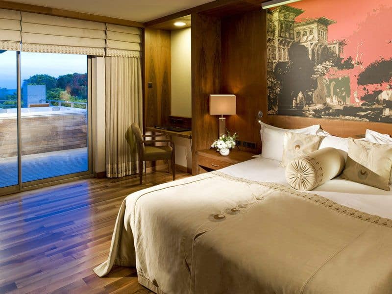 hotel suite whirlpool